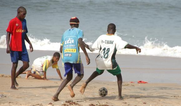 La Fédération Wallonie-Bruxelles et le Sénégal ont entériné, le 1er avril dernier, le programme de coopération bilatérale pour les années 2021-2025 dont un important volet consacré à la jeunesse et pour la première fois au sport, en ce compris dans l’optique de renforcer la formation et l’accompagnement de jeunes footballeurs sénégalais précarisés, afin de favoriser leur intégration dans les clubs professionnels ainsi que leur insertion professionnelle.  Ce projet, qui est porté par l’Académie International